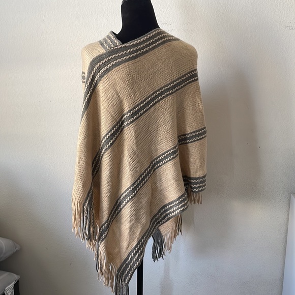 Women Tan & White Stripe Shawl Poncho Knitted Sweater Pullover Fringe Soft - Picture 8 of 9